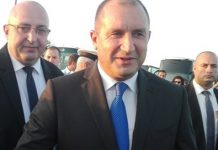 Президентът бе посрещнат с аплодисменти на Петрова нива