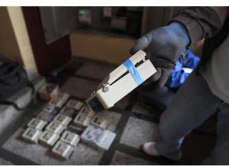 АНГЛИЙСКАТА ПОЛИЦИЯ СЕ ВИДЯ В ЧУДО! БЪЛГАРИ ПЪЛНЯТ БИРЕНИ КАПАЧКИ С ВОДА, СЛАГАТ ГИ ВЪВ ФРИЗЕРА, И….. НЕ СТЕ ВИЖДАЛИ ТАКОВА НЕЩО!