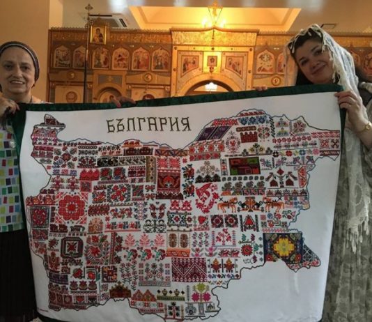 Българско знаме с народни шевици осветено в православен храм в Токио