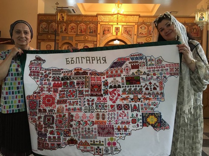Българско знаме с народни шевици осветено в православен храм в Токио