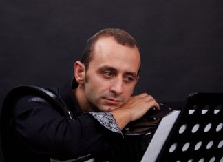 Наш акордеонист популяризира родния фолклор в Барселона