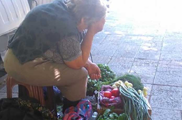 Поредното безобразие! Данъчен подгони 70-годишна баба да е глобява, защото продавала домати