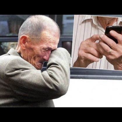 Възрастен човек отишъл в сервиз и попитал какво се случва с неговия телефон. Когато му казали, че всичко е наред … заплакал!