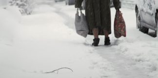 Старицата, която газеше снега със скъсани обувки