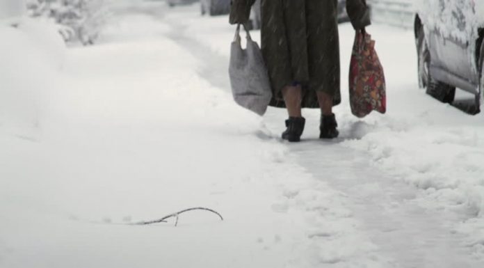 Старицата, която газеше снега със скъсани обувки