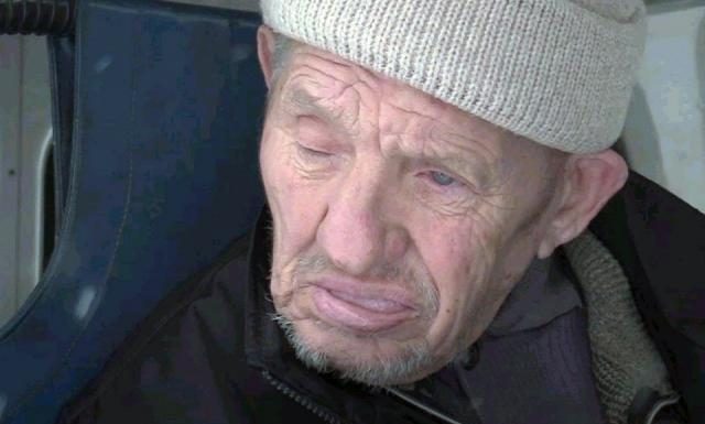 Тъжната история на бай Иван за бедните пенсионери, които изградиха България, а сега ровят по кофите