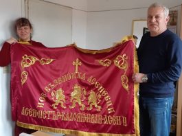 Учителка от Панагюрище извеза знаме за династията Асеневци и го дари на музея
