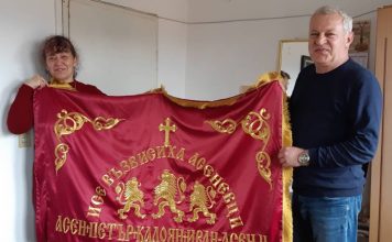 Учителка от Панагюрище извеза знаме за династията Асеневци и го дари на музея