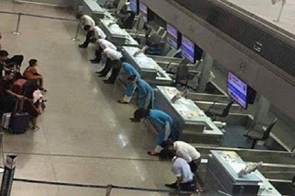Служители на японските железници групово се извиняват за 20 секундно закъснение на влак