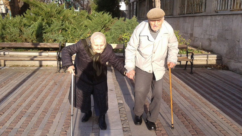 Бабата и дядото, които ходят хванати за ръка
