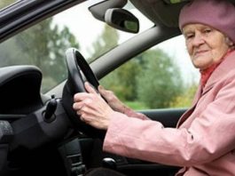 Той помога на стара жена да си смени гумата. Едва вечерта разбира, че в действителност…