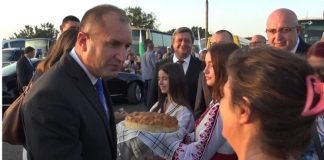 Нов уникален момент с президента: Тракийка извади кърпа и го пита: Позната ли ви е?