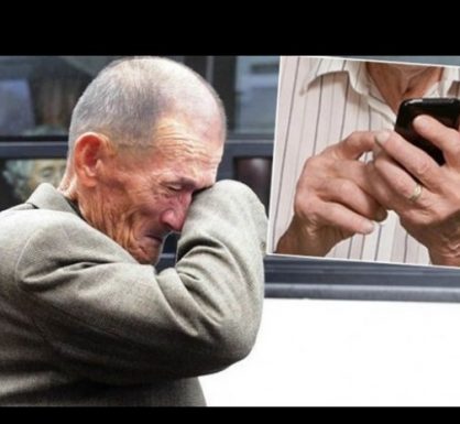 Възрастен човек отишъл в сервиз и попитал какво се случва с неговия телефон. Когато му казали, че всичко е наред … заплакал!