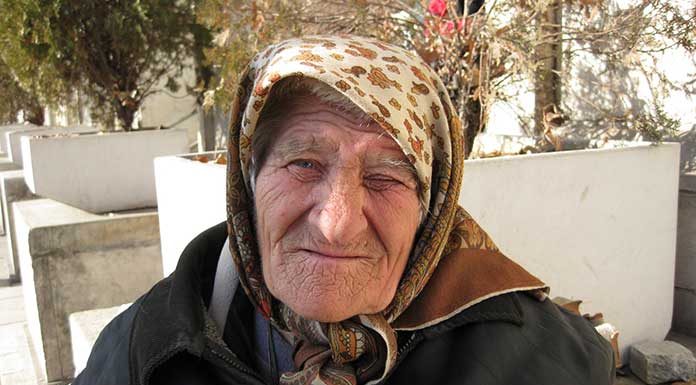 Баба Марийка на 92 г. проси милостиня в студа, за да не е изхвърлят на улицата