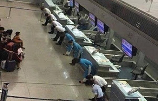 Служители на японските железници групово се извиняват за 20 секундно закъснение на влак