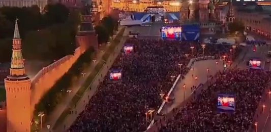 Над 180 000 души на „Червения площад“ запяха руския химн (ВИДЕО)